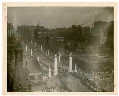 Veterani della Prima Guerra Mondiale del 12° Ingegneri sfilano lungo la Twelfth Street il 13 maggio 1919. da William G. Swekosky